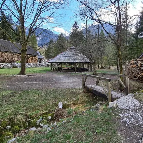 Lesena uta ob kampu z razgledom na gore